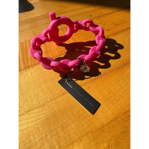 Marc by Marc Jacobs Pop Pink TurnLock Rubber Stretch Bracelet One Size NWT - Picture 3 of 8
